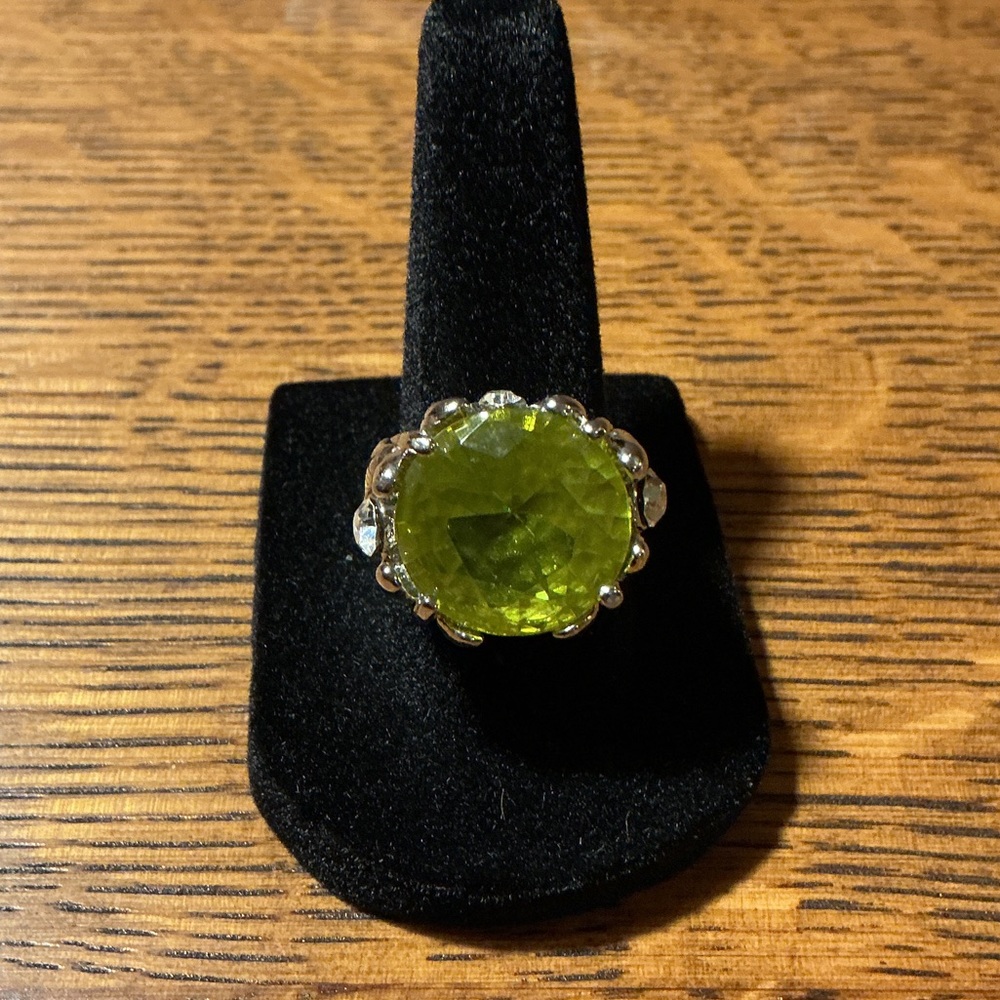 Elegant Green Gemstone Ring